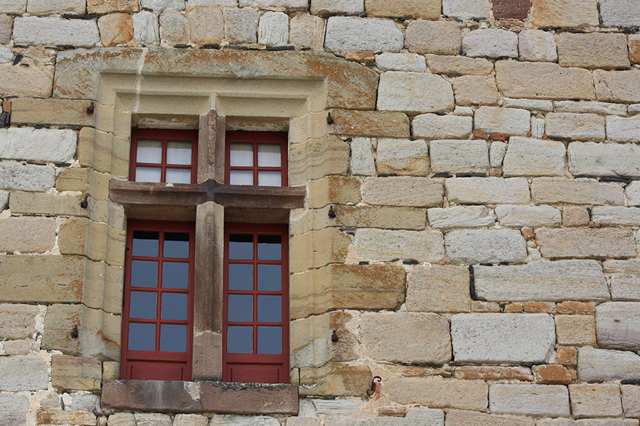 Fenêtre d'église du village de Curemonte