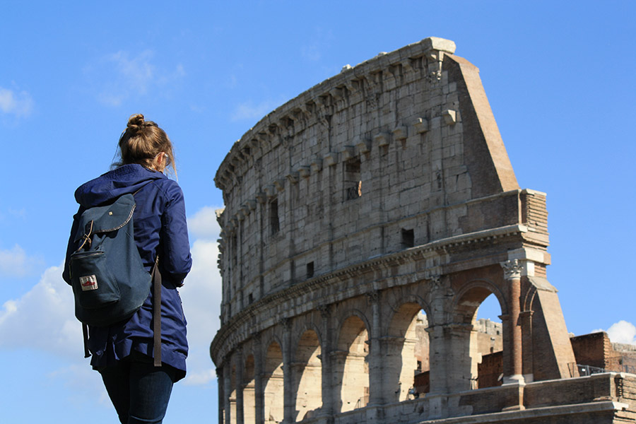 Tatiana devant le Colisee de Rome