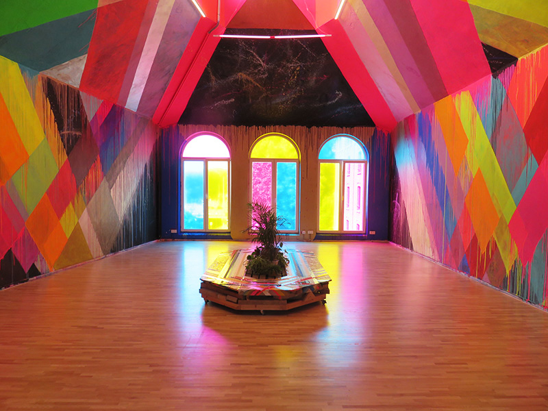 Salle colorée de Maya Hayuk