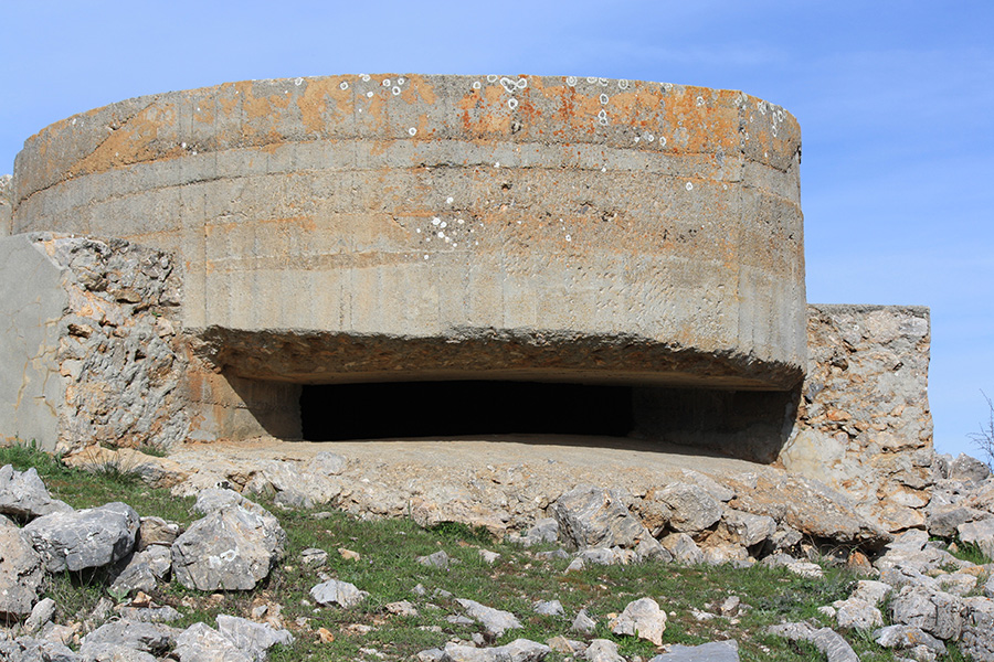 Ancien bunker dans la Sierra Nevada en Espagne