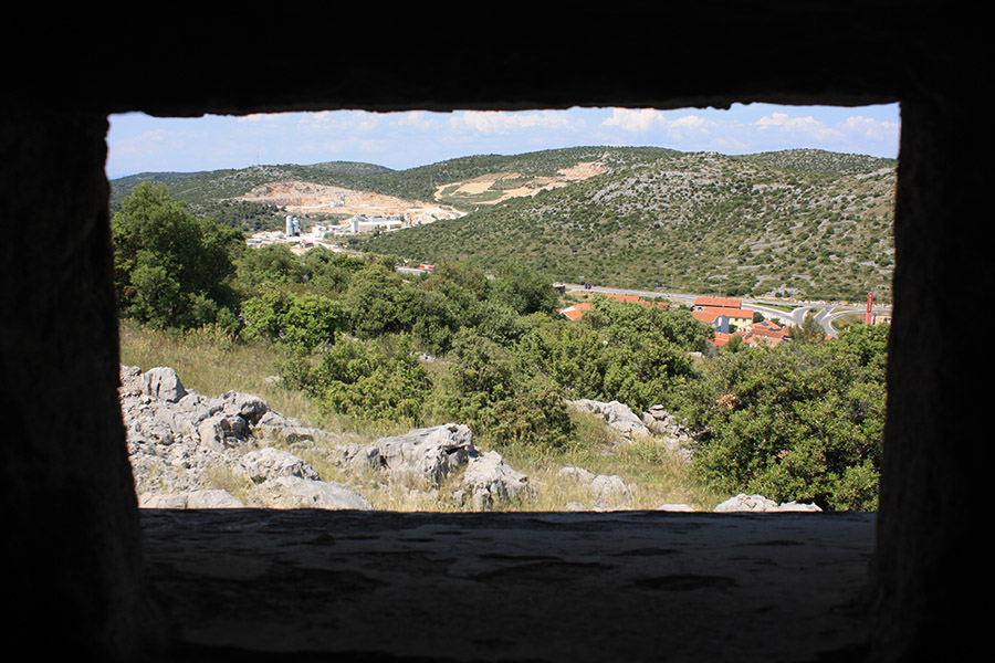Vue depuis bunker yougoslave en Croatie
