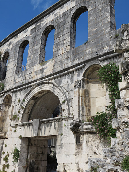 Murs en ruines du Palais Dioclemetien
