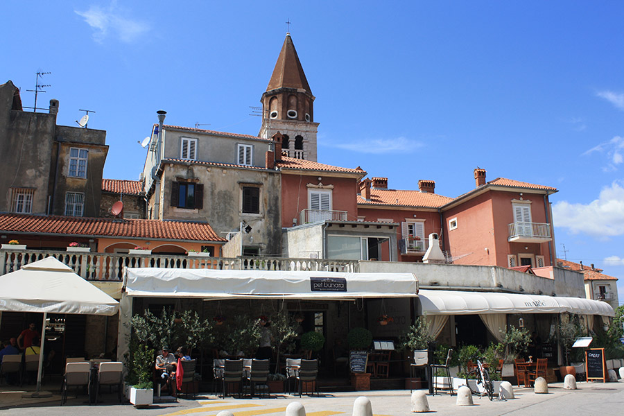 Place et cafés de Zadar, Croatie