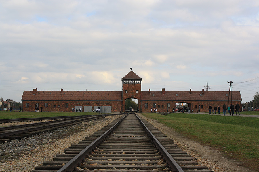 Rails et entrée du campe d'Auschwitz II Birkenau