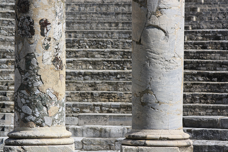 Arches des arènes d'Arles