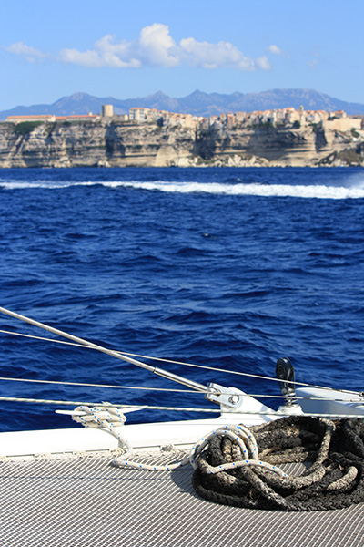 Catamaran avec vue sur les falaises de Bonifacio