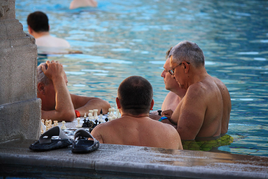 Partie d'échecs en Hongrie dans les bains
