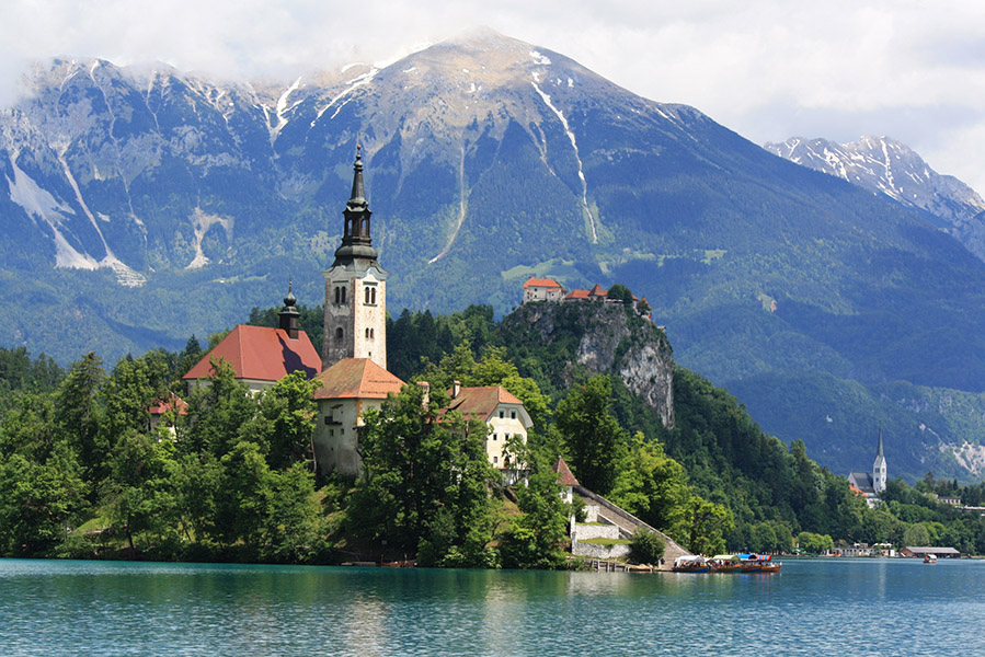 Ile du lac de Bled et panorama sur les Alpes