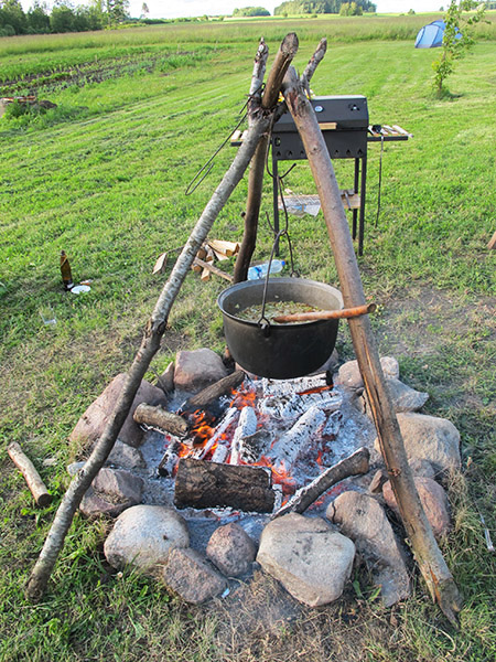 Barbecue et feu de camp pour le festival Ligo en Lettonie
