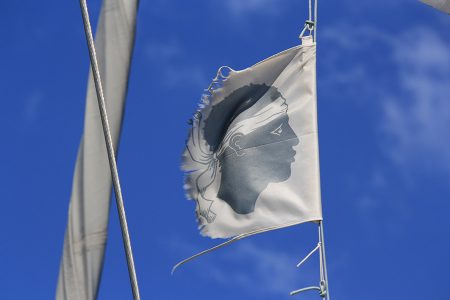 Lire la suite à propos de l’article Catamaran en Corse : Lavezzi, Bonifacio, Roccapina