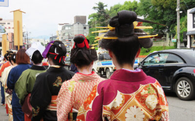 Kyoto et matsuri : 1 300 ans de kimono et de styles capillaires
