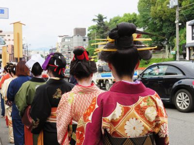 Lire la suite à propos de l’article Kyoto et matsuri : 1 300 ans de kimono et de styles capillaires